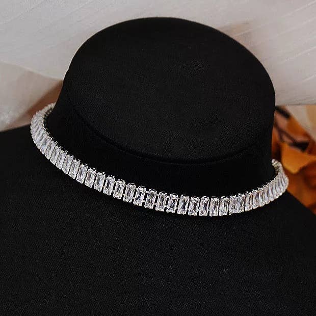 Collier ras du cou en cristal pour un bal de fin d'année glamour, une soirée chic et élégante pour la vente par Holicca