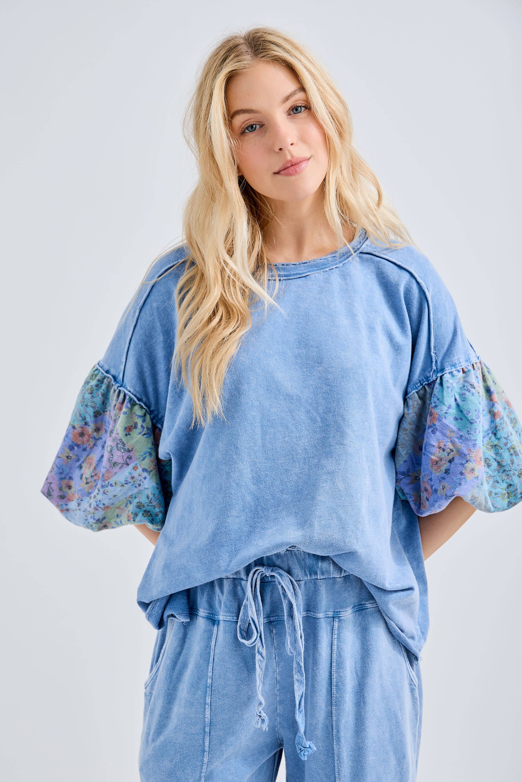 Bleu Denim Blouse à manches bouffantes patchwork floral bohème délavé minéral HT6102 en vente sur Faire2