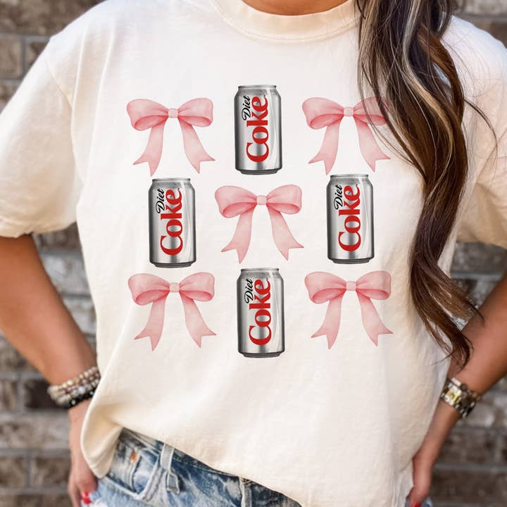 T-shirt graphique de bar de boissons d'été soda girly nœud rose Diet Coke pour la vente par Par.tees by Party On!