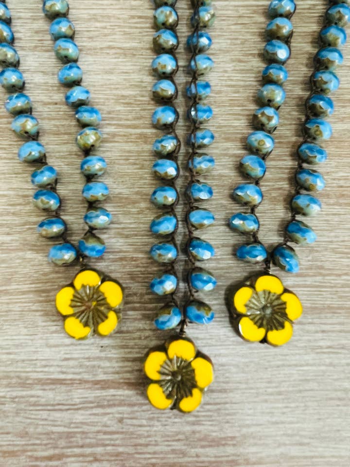 Colar Flor Amarela Sunshine e Cornflower Cottage Azul por atacado de Twist Style
