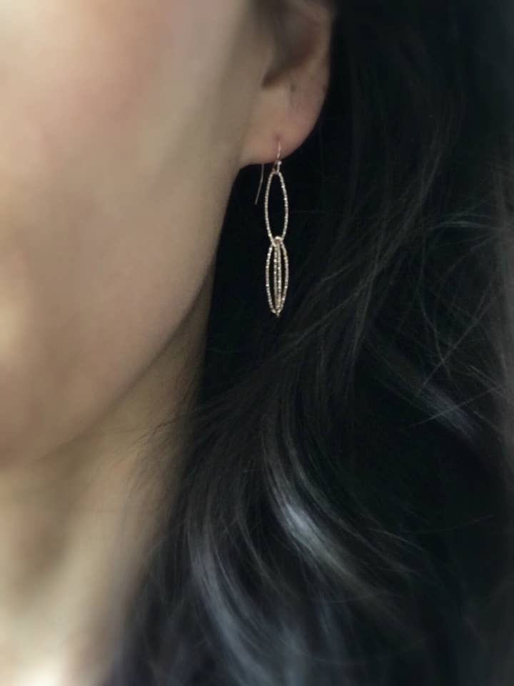 Orecchini lunghi Marquise Link per la vendita all'ingrosso da parte di Rebecca Scott Jewelry