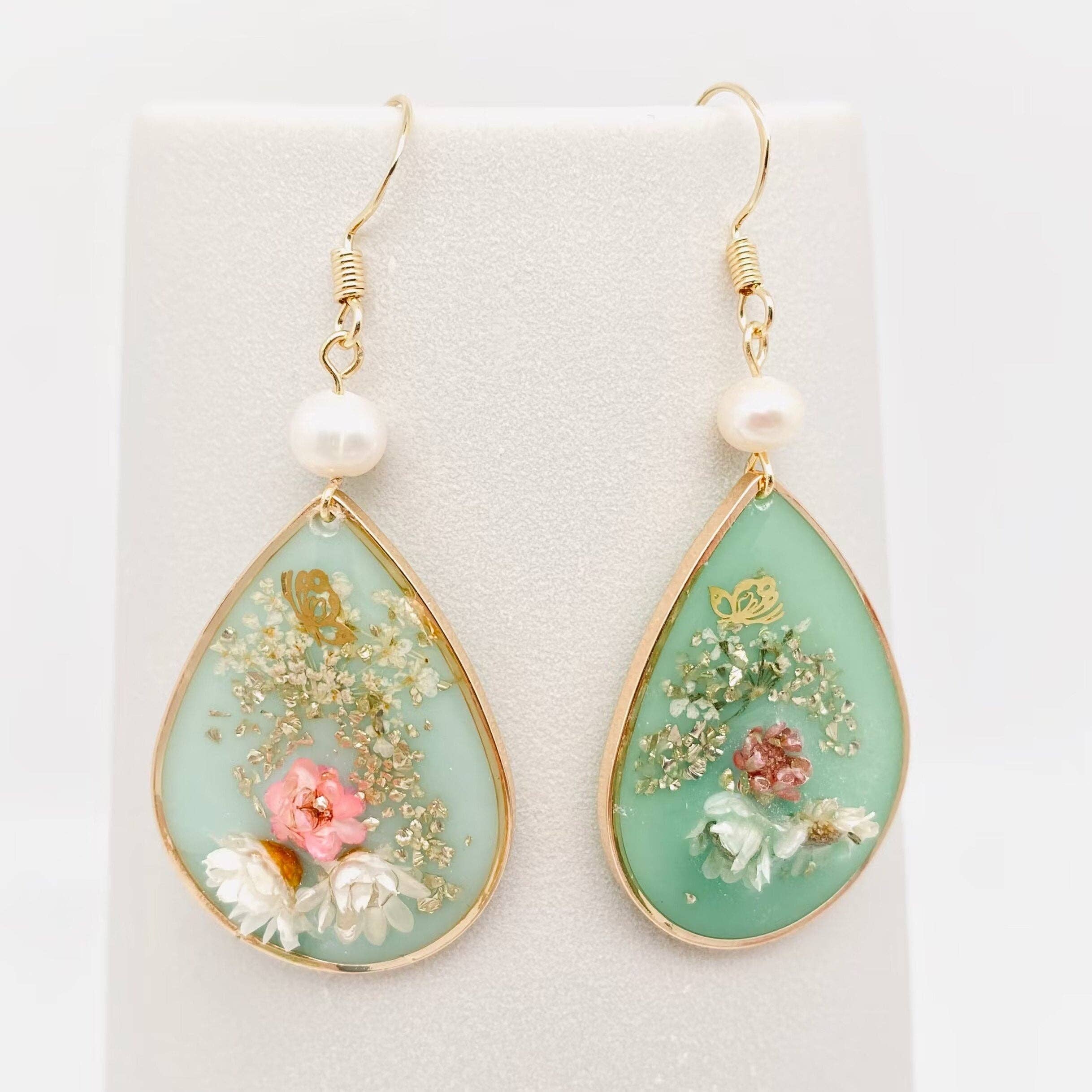 Mio Queena – Großhandel Ohrhänger – Ohrringe mit getrockneten Blumen in geometrischem Design zum Hängen6