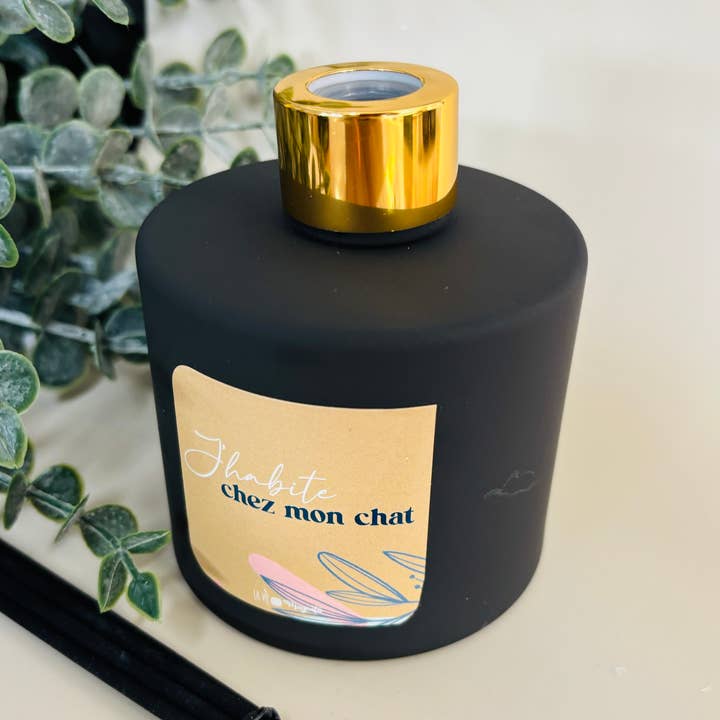 Diffuseur Parfum Noir – J'habite Chez Mon Chat pour la vente par La vie en magenta
