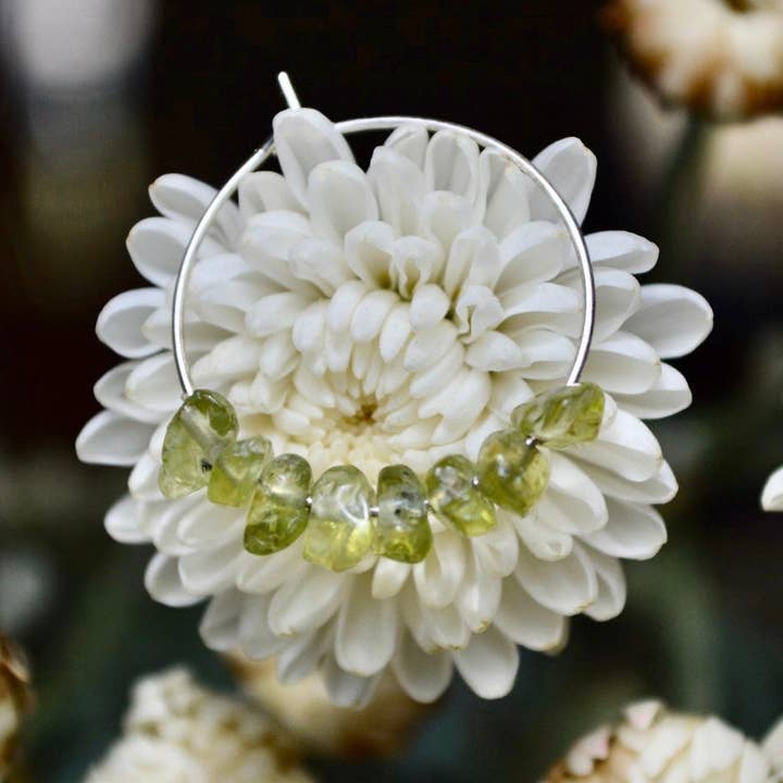 Créoles en péridot, en métal argenté, 30 mm, boucles d'oreilles d'avril, boucles d'oreilles pour le mois d'avril, boucles d'oreilles pour le mois de naissance pour la vente par Moonstone Made