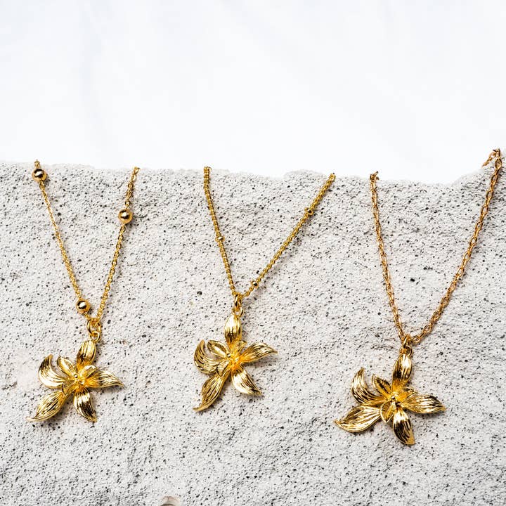 Brink and Forbes - Vente Colliers à pendentif - Collier fleur d'orchidée remplie d'or 18 carats