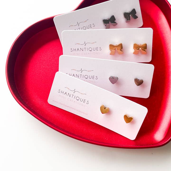 Brincos - Laço e Corações em Aço Inoxidável / Banhado a Ouro 14K por atacado de Shantiques Mini Creations