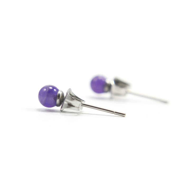 Boucles d'oreilles clous en pierre précieuse améthyste 4mm, clous en acier chirurgical hypoallergénique pour oreilles sensibles pour la vente par Little Gems Jewels