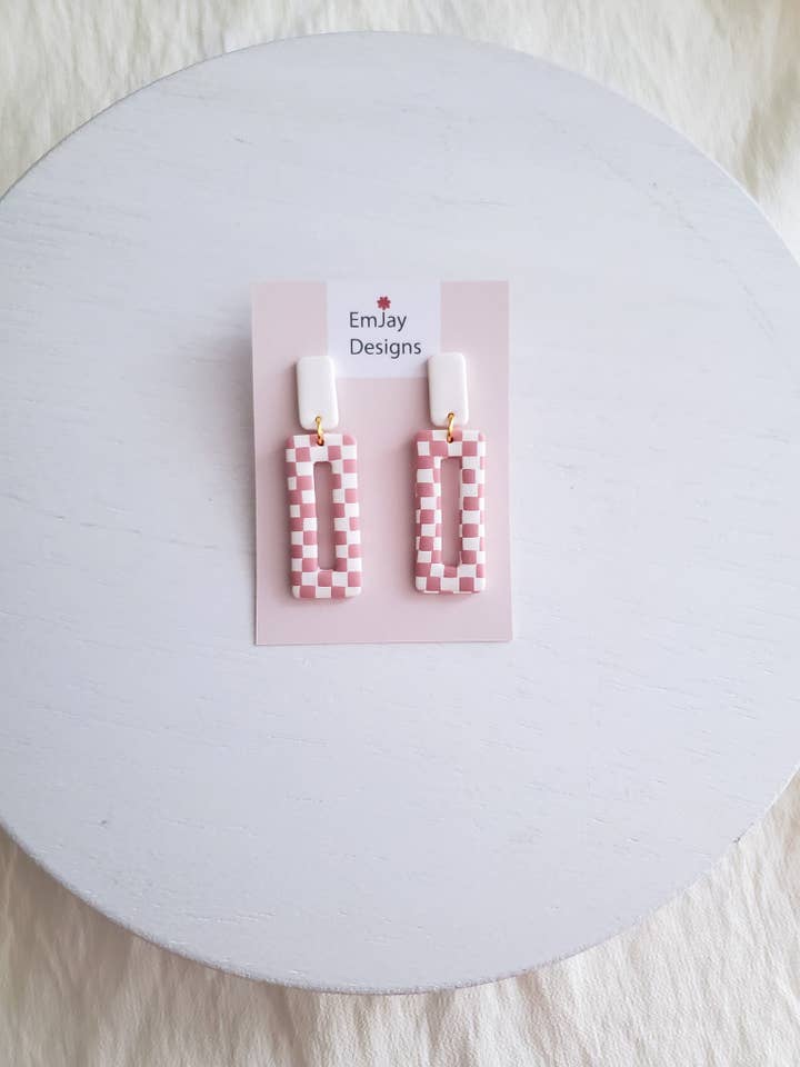 Boucles d'oreilles en pâte polymère vichy rose et blanche inspirées de Barbie pour la vente par EmJay Designs