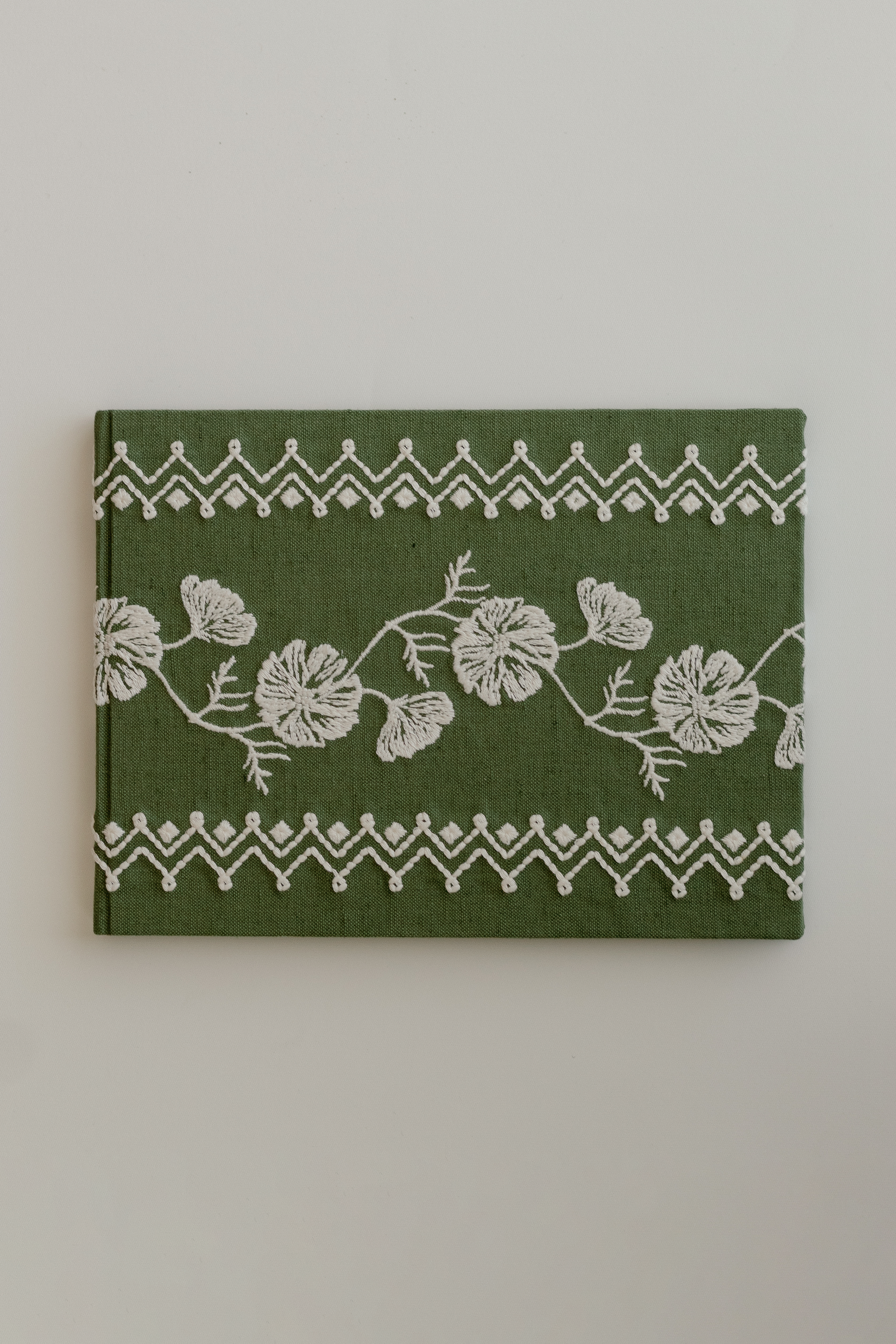 ESENCIAL HOGAR - Wholesale Guest Book - Cosmo Olive Guest Book1