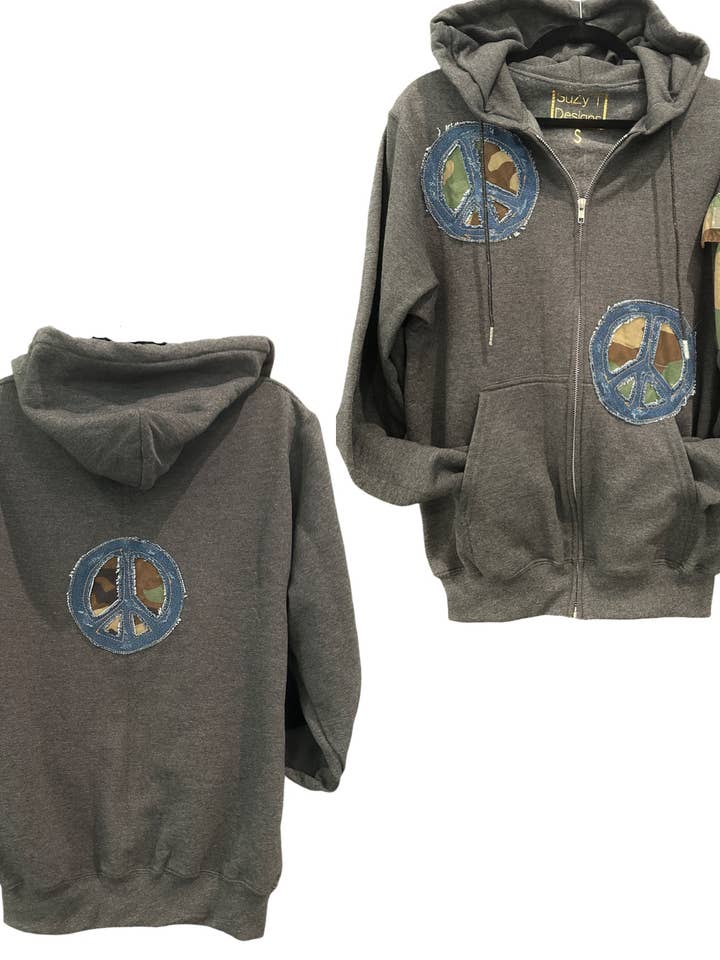 Felpa con cappuccio e zip «Peace Signs» in denim vintage e mimetica! per la vendita all'ingrosso da parte di Suzy T Designs