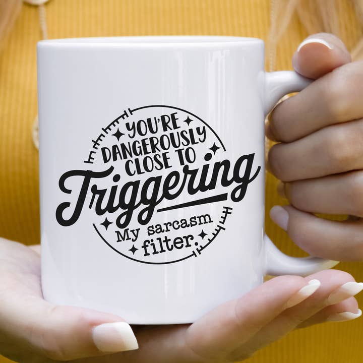 A Sua Caneca Engraçada Perigosamente Próxima por atacado de Hello Gorgeous Mugs