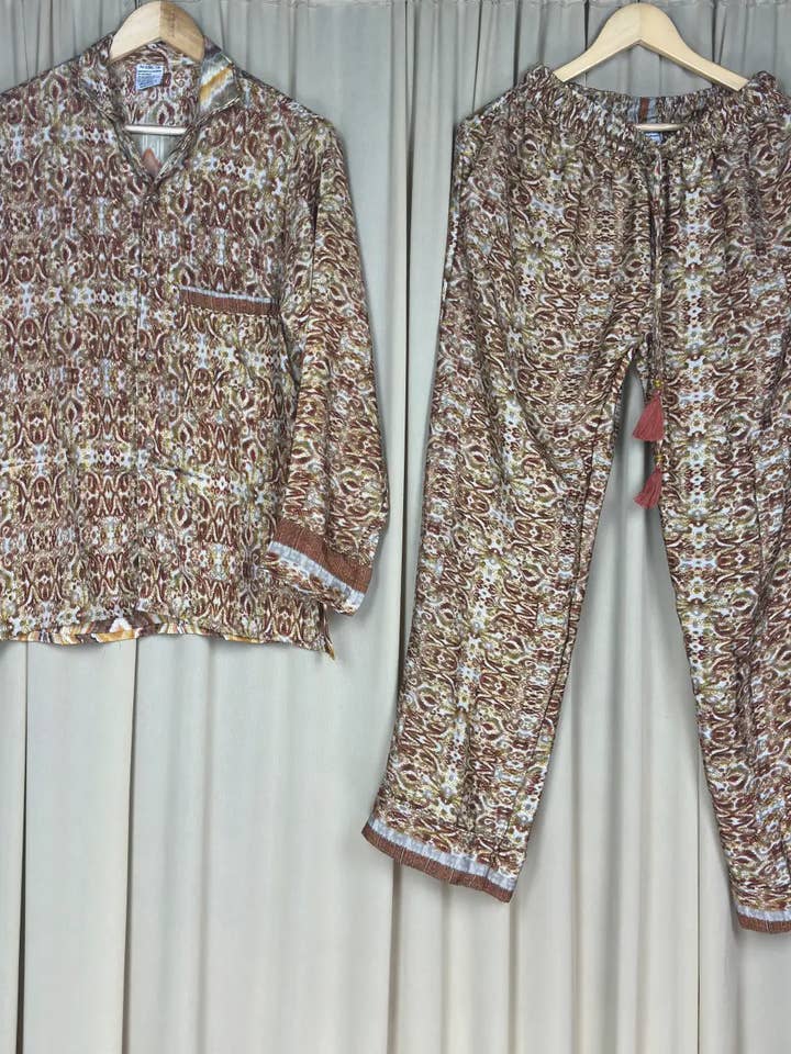 Ensemble de pyjama en soie recyclée, ensemble de vêtements de détente en soie, taille L / XL pour la vente par The Eastern Loom