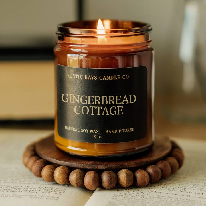 Bougie en soja 9 oz Gingerbread Cottage - Décoration d'intérieur hivernale pour la vente par Rustic Rays Candle Co.
