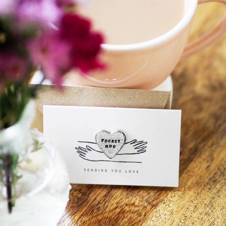 Petite carte à jeton « Pocket Hug » pour la vente par Kutuu