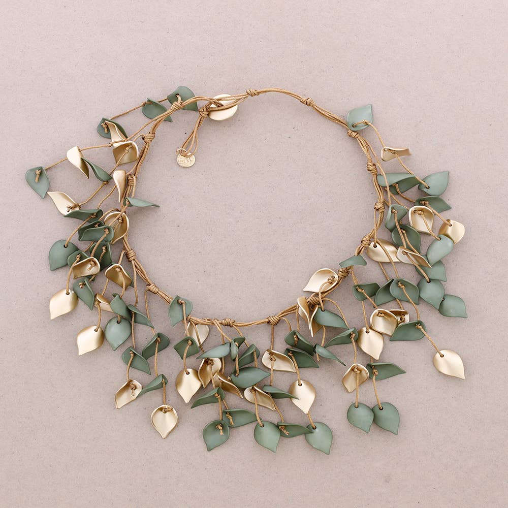 Sonata – Großhandel Halsband/Collier – Lange Halskette mit Blütenblatt-Anhängern aus Kunstharz2