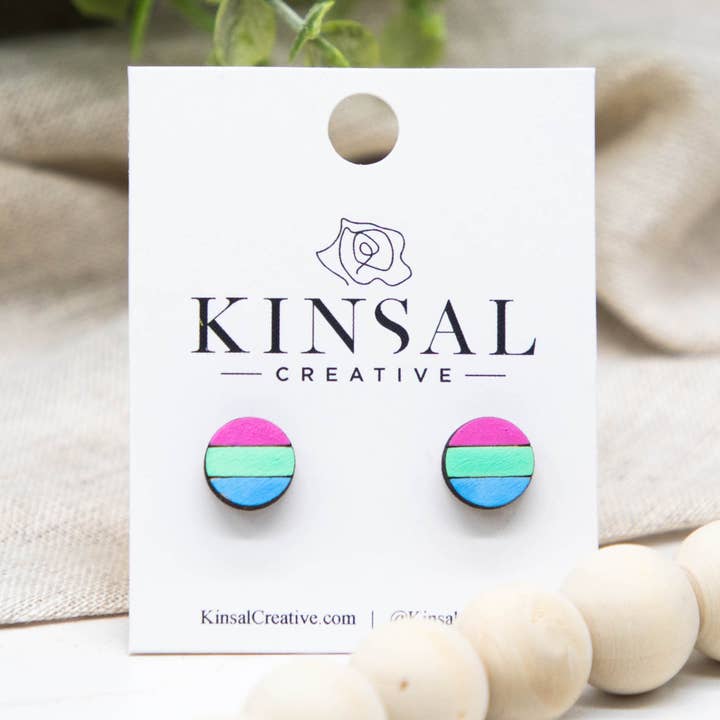 Orecchini a perno in legno con bandiera dell'orgoglio polisessuale per la vendita all'ingrosso da parte di Kinsal Creative
