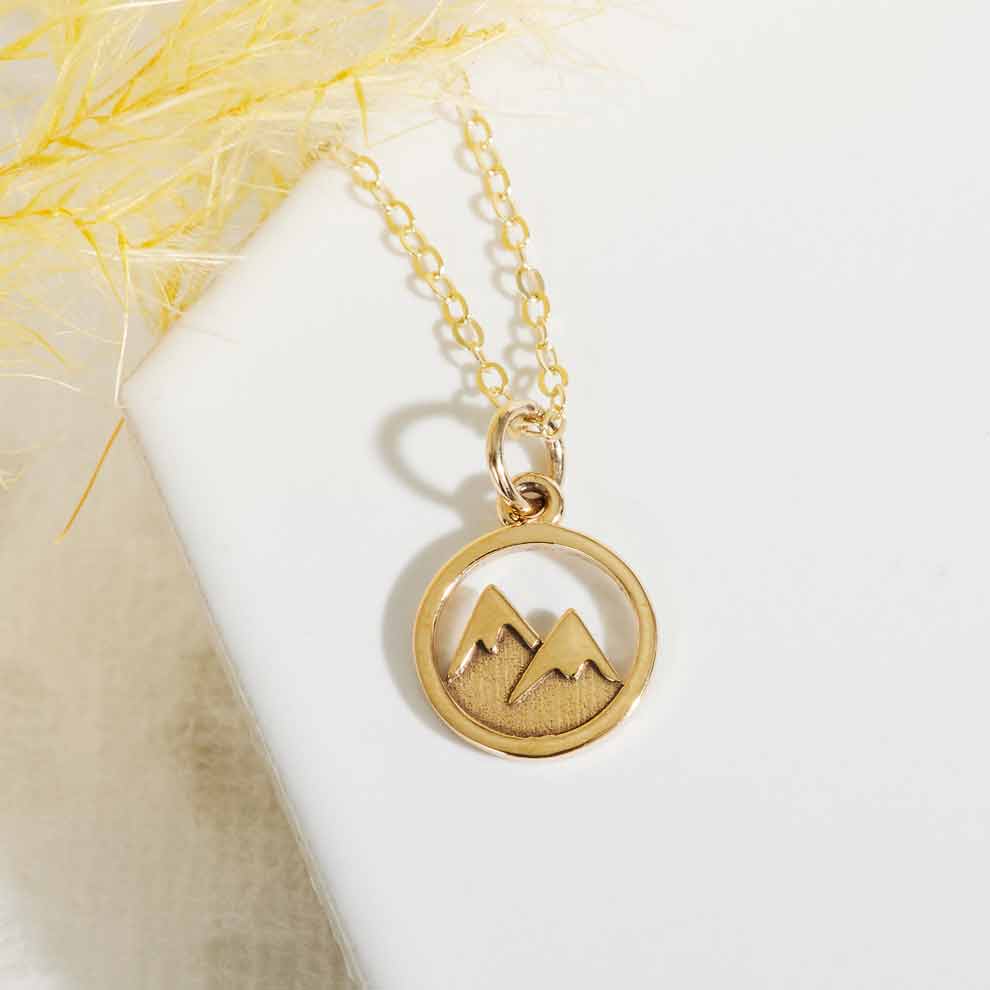 Nina Designs - Venta al por mayor Collares con colgantes/abalorios - Collar de montaña cubierto de nieve en plata de ley o bronce1