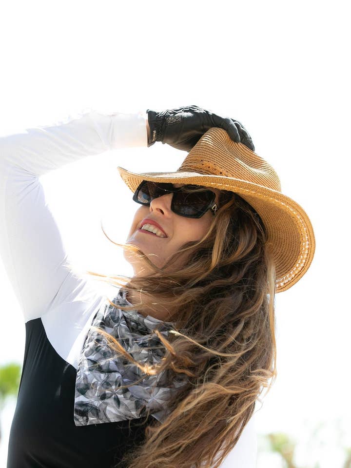 Bandana Magnética de Flores Pretas + Brancas por atacado de Elevated Equestrian