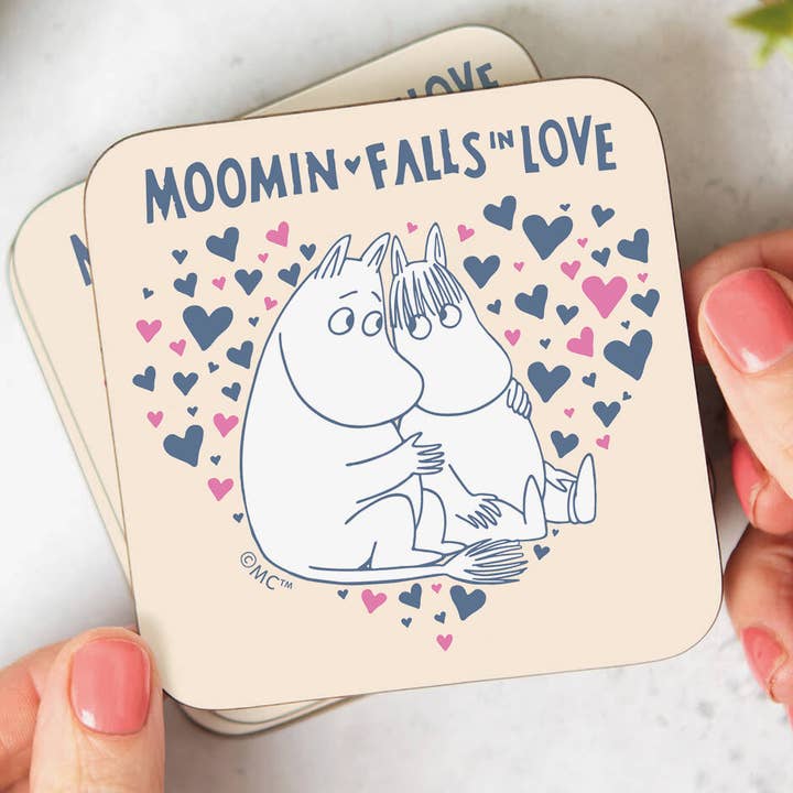 Moomin verliebt sich blaue rosa Herzen Moomintroll Snorkfräulein hölzerner Einzeluntersetzer für den Großhandel von Moomin US Official