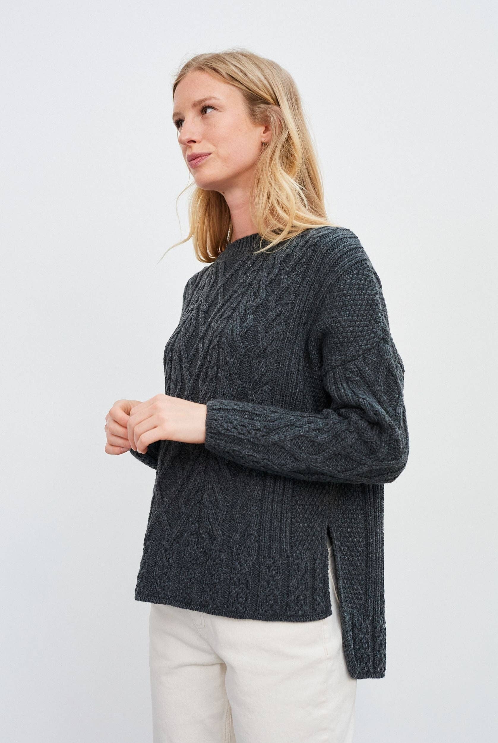 Aran Woollen Mills – Großhandel Strickpullover – Damen – Aran Tully Box Pullover – Schiefergrau3