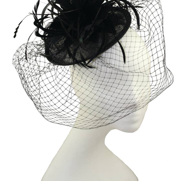 Serre-tête Fascinator 4810 avec disque en sinamay et plumes pour la vente par Jeanne Simmons Accessories