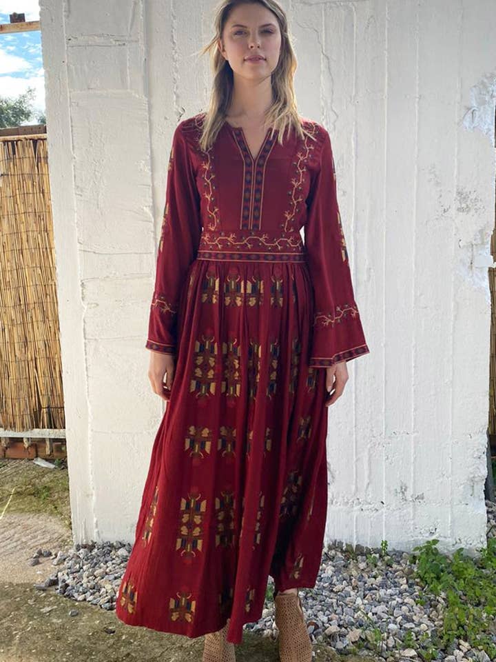 Rotes Midikleid aus Viskose-Twill mit Kreuzstich für den Großhandel von Pinnacle By Shruti Sancheti