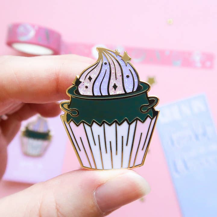 Cauldron Cake Emalj Pin för wholesale av Lula Rocks