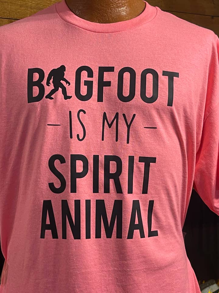 Bigfoot är min Spirit Animal t-shirt (rosa) för wholesale av Squatchin’ Country