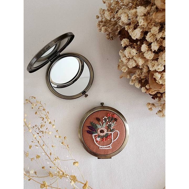 Quince Fables – Großhandel Taschenspiegel – Florales besticktes Kompaktspiegel, Kollektion Sophia ✅1