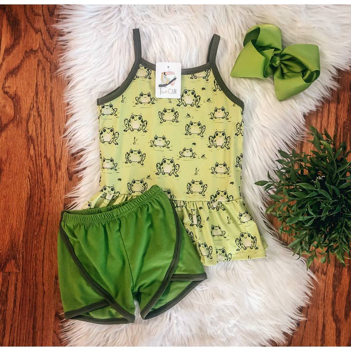 Ensemble short RibBit par TwoCan pour la vente par Wellington Design Co.