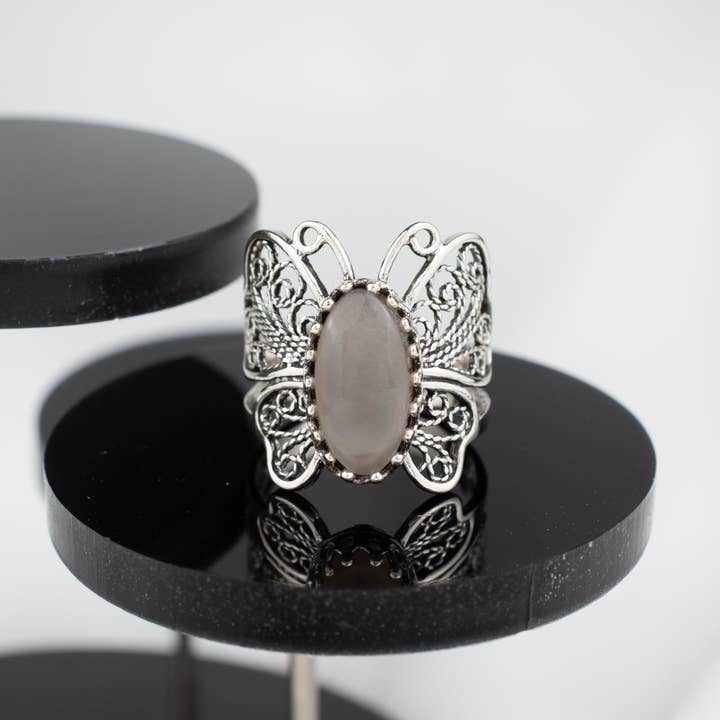 Filigranist Jewelry - Vendita all'ingrosso Anelli cocktail/statement - Anello da donna in argento Sterling con design a farfalla con pietra di luna grigia in filigrana7