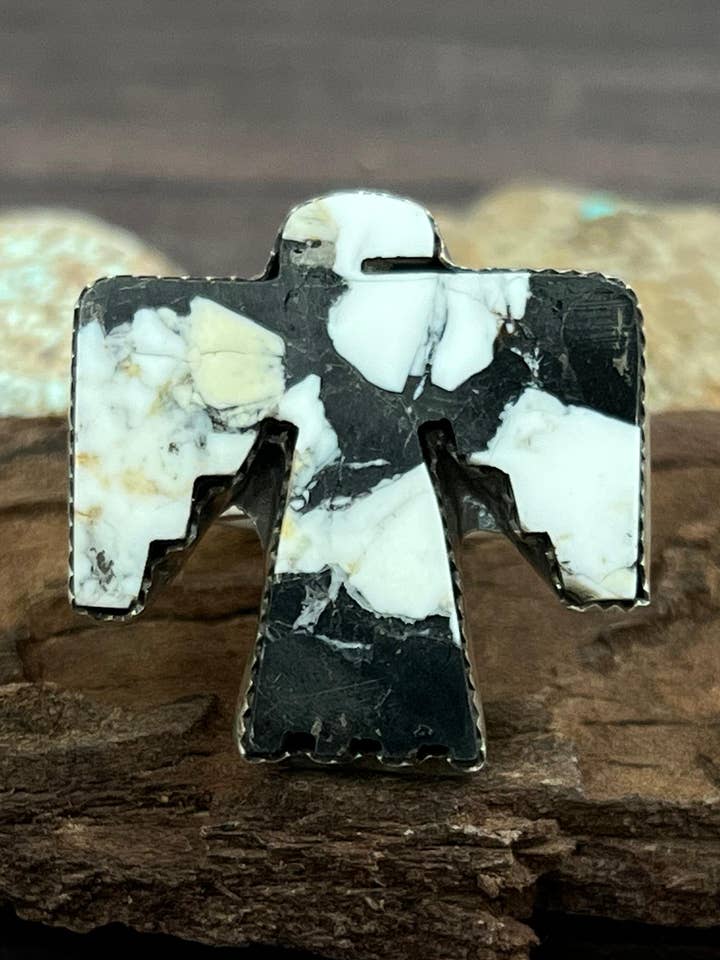 Bague ajustable en turquoise blanche en argent sterling fait main avec signature Nizhoni. pour la vente par Nizhonitradersllc