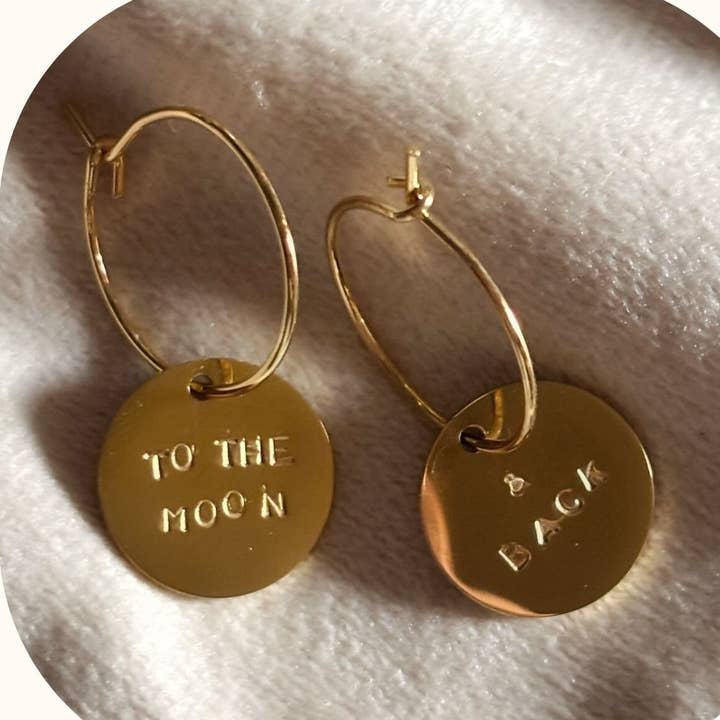 MARLAH - Venta al por mayor Pendientes colgantes - Aros To the Moon & Back – Aros dorados grabados a mano0