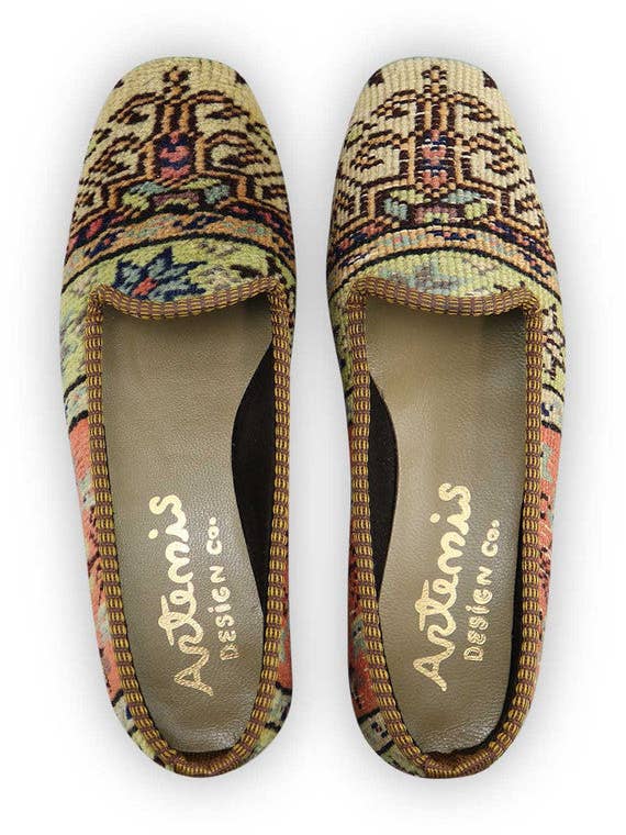 Mokassins mit Teppich für Damen, Größe 8,5 für den Großhandel von Artemis Design Co.