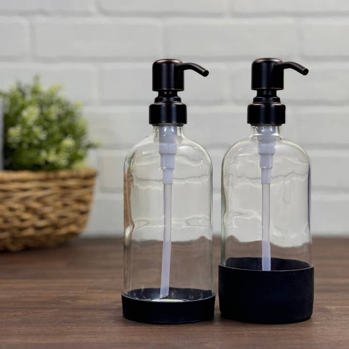 Bouteille transparente de 16 oz avec manchon en silicone | Pompes de créateur pour la vente par The Bottle Shoppe