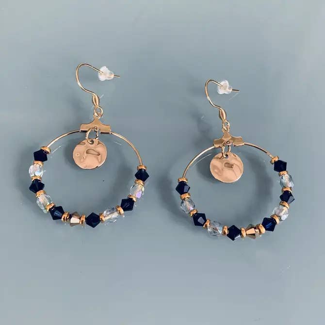 Argolas douradas com pedras Swarovski azul-marinho por atacado de Clovers