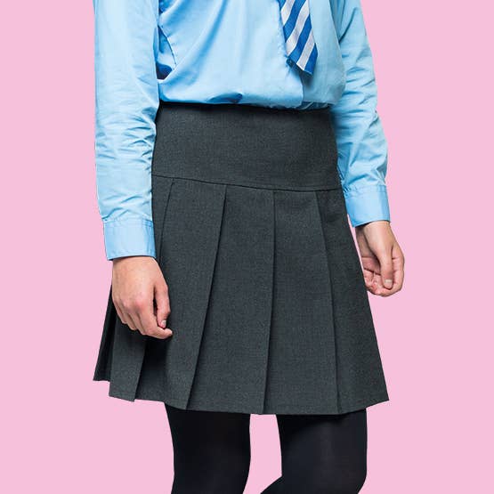 Jupe d'école plissée à panneaux pour filles âgées pour la vente par David Luke