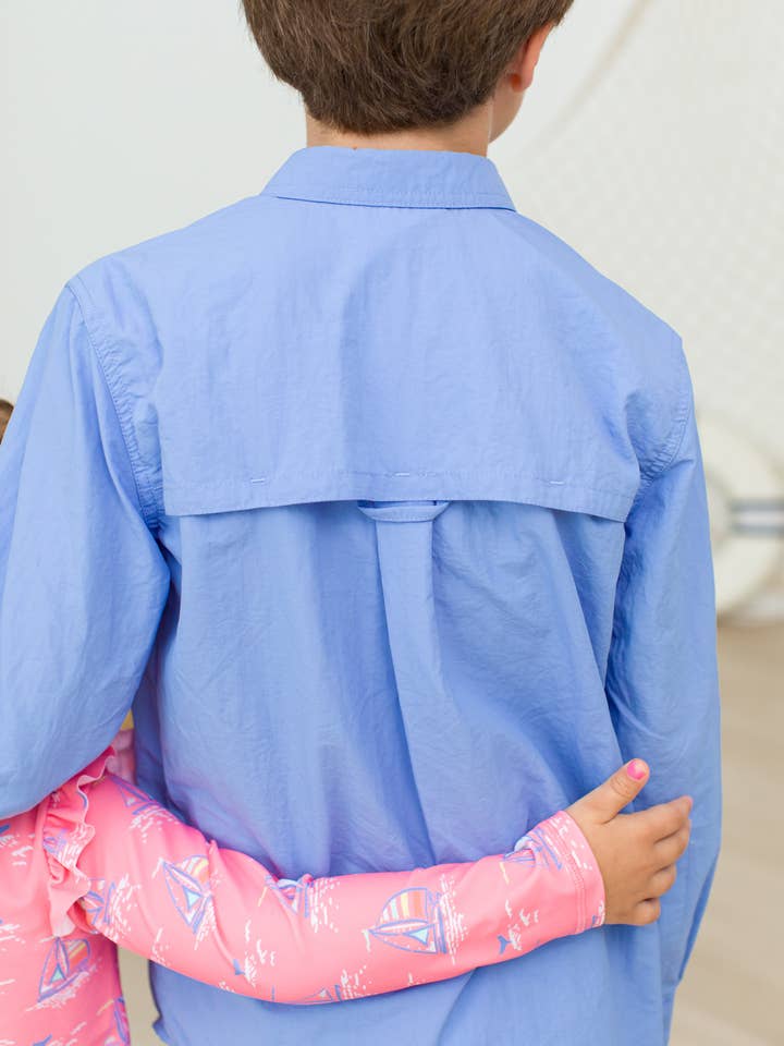 Azul Camisa de pesca azul bígaro para niños con protección solar y botones. de venta al por mayor en Faire1