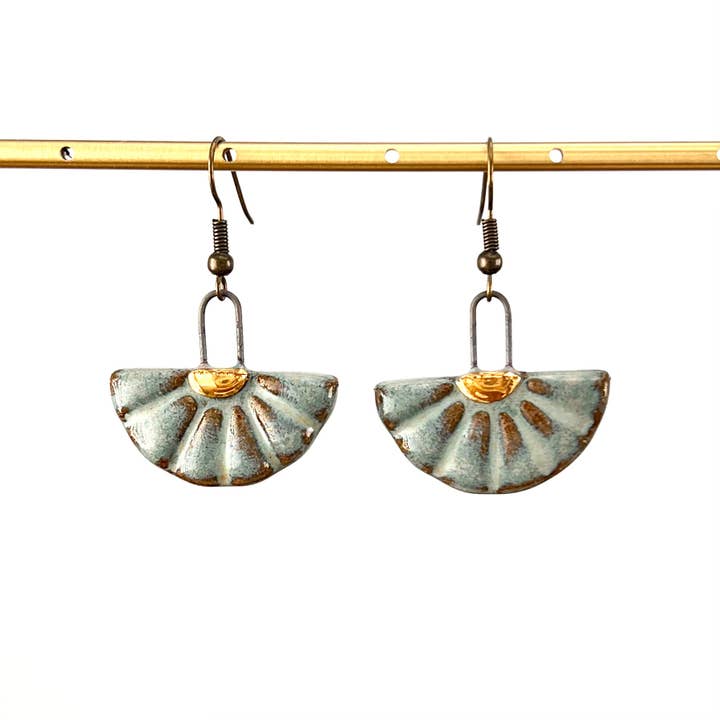 Boucles d'oreilles en argile turquoise à rayons de soleil courts pour la vente par The Artifact House