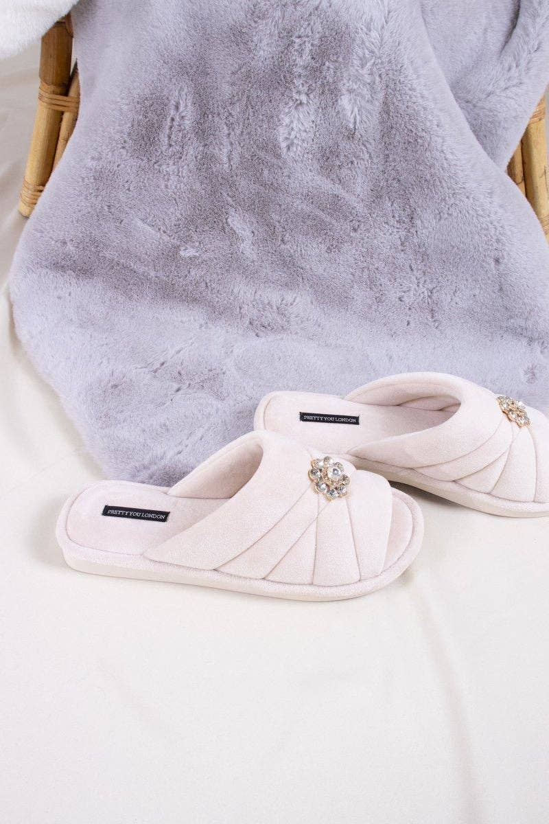 Sopro de pó Chinelo de edredão embelezado Faye em pó para venda a revendedores na Faire4