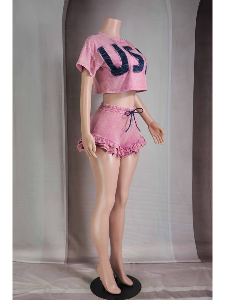 Ultra Rosa CONJUNTO DE TOP CON PARCHES Y PANTALONES CORTOS CON VOLANTES DE DENIM LAVADO MINERAL de venta al por mayor en Faire2