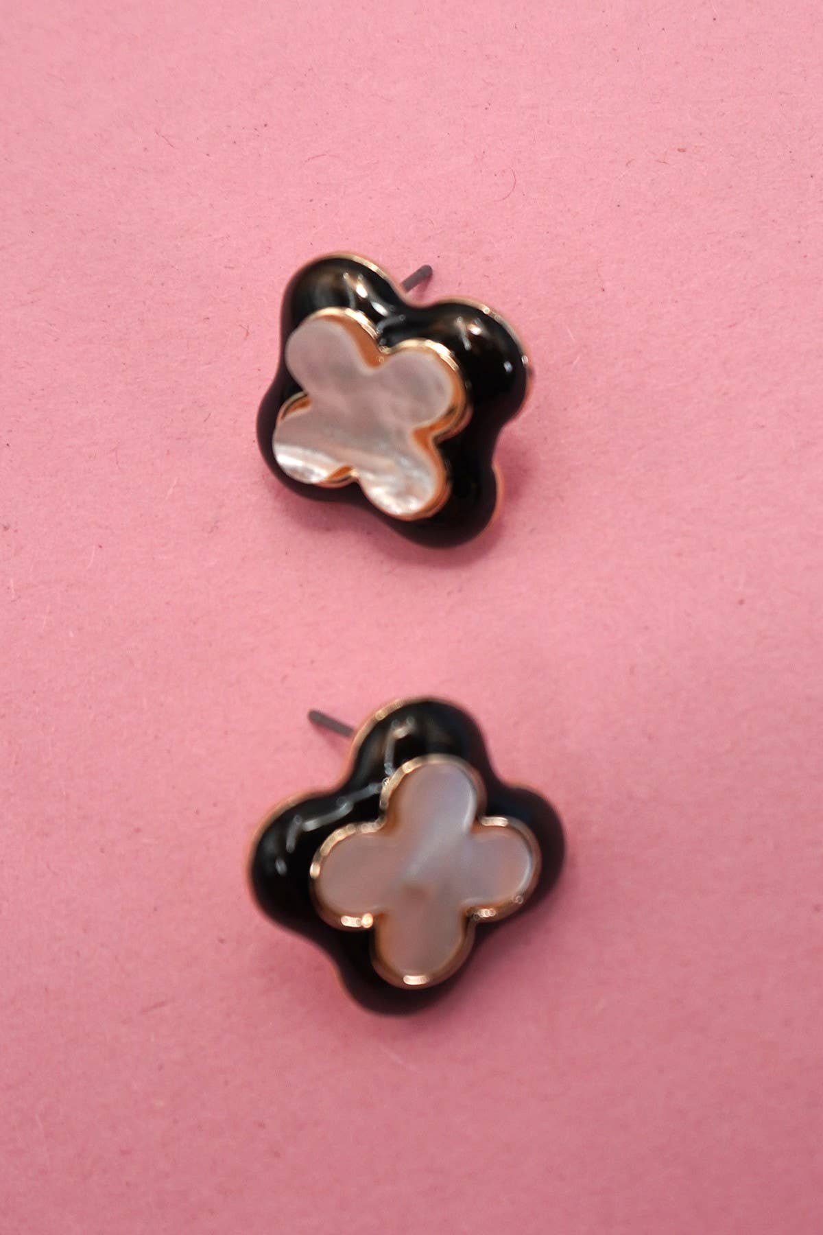 OR BOUCLES D'OREILLES CLOUS TRÈFLE EN PERLES NOIR VINTAGE DÉLIMITÉES | 80E6960 en vente sur Faire1
