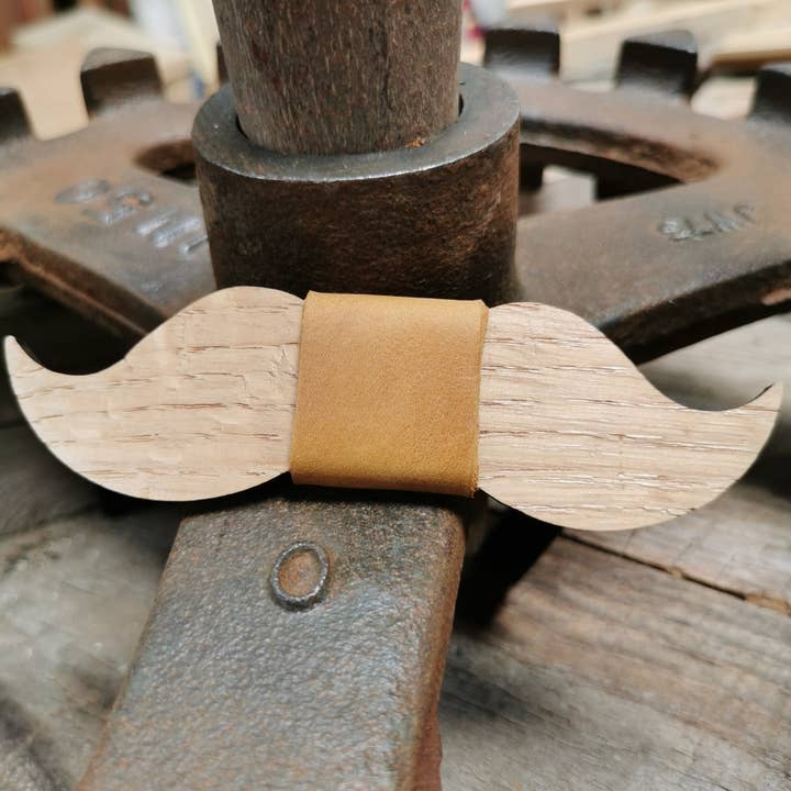 Fliege aus Holz mit Schnurrbart — recycelte massive Eiche für den Großhandel von Sac de Noeud