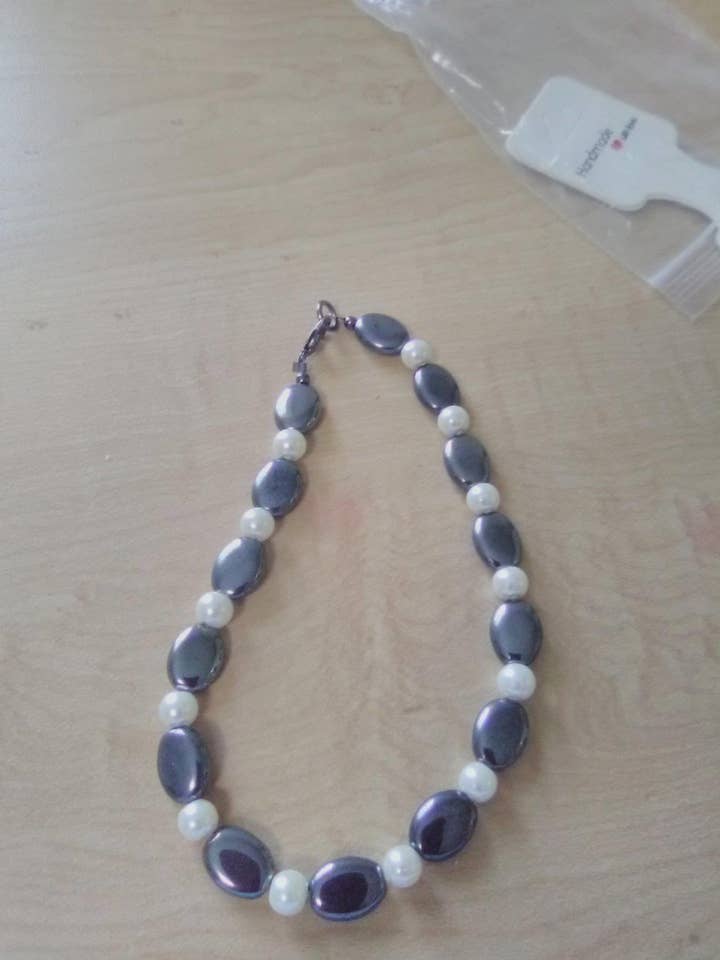 Bracelet de cheville gris et blanc pour la vente par Lynn's handmade jewelry