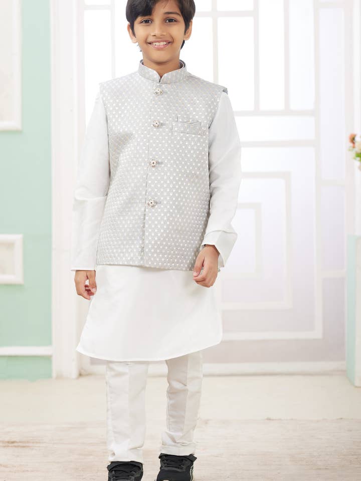 Conjunto de 3 Peças para Crianças em Seda Artificial Branca - Fato de Menino Kurta Pajama com Colete Casaco Nehru para Crianças para Festivais e Casamentos - Trabalho de Bordado por atacado de HATKE BRIDE