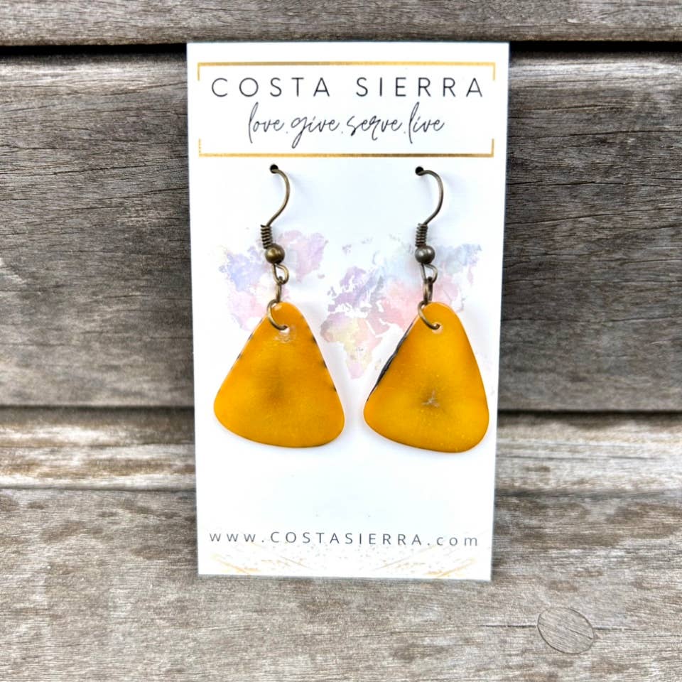 Costa Sierra – wholesale Hängande örhängen – Madalina örhängen i tagua, handfärgade och karvade med naturlig nötlook12