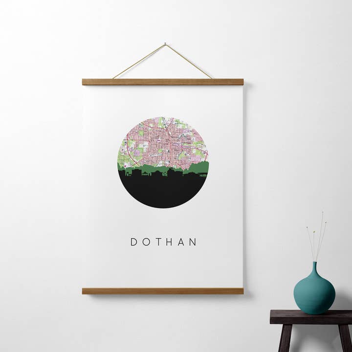 Impression artistique de la ligne d'horizon et de la carte de Dothan Alabama pour la vente par Paperfinch Design