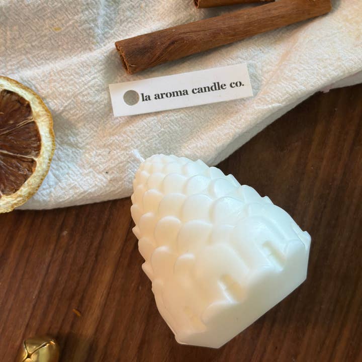 LA AROMA CANDLE CO. - Wholesale Novelty Candle - Snowy Pinecone Candle (1pc)1