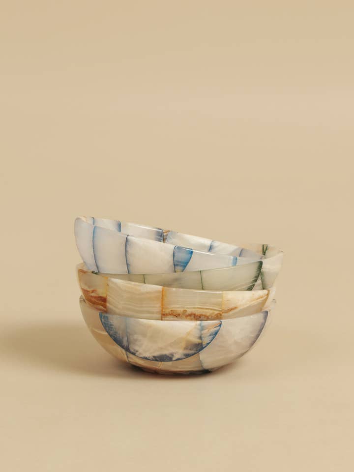 Ensemble de quatre bols en onyx, couleurs et tailles mélangées pour la vente par SŪQ