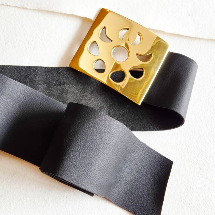 Grande boucle de ceinture en laiton phase de lune Bisjoux exclusive pour la vente par Bisjoux